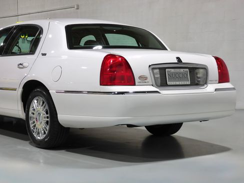Used 2008 Lincoln Town Car Signature Limited RWD image 30