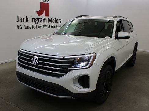 New 2026 Volkswagen Atlas SE FWD image 2