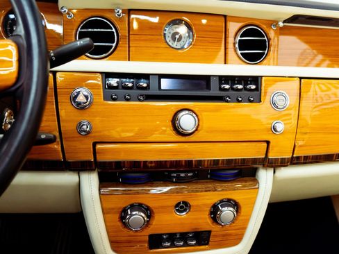 Used 2011 Rolls-Royce Phantom Drophead Coupe RWD image 21