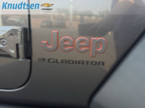 Used 2023 Jeep Gladiator Mojave w/ Cold Weather Group AWD/4WD image 10
