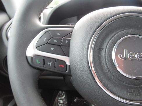 Used 2020 Jeep Renegade Latitude FWD image 23