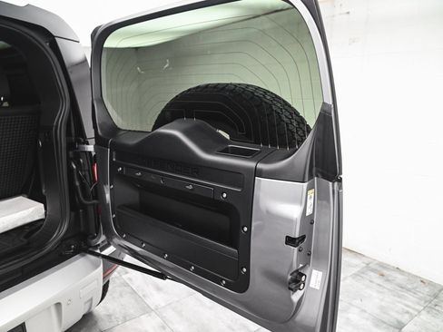 Used 2023 Land Rover Defender 90 S image 36