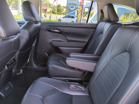 Used 2023 Toyota Highlander XLE image 14