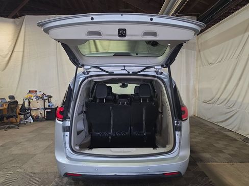 Used 2023 Chrysler Pacifica Touring-L FWD image 19