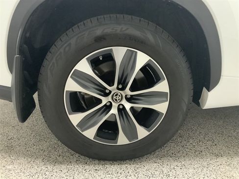 Used 2023 Toyota Highlander XLE AWD/4WD image 11