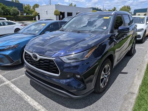 Used 2023 Toyota Highlander XLE FWD image 2