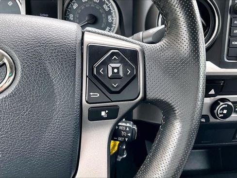 Used 2017 Toyota Tacoma SR5 AWD/4WD image 25