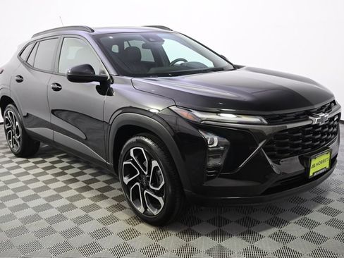 Used 2024 Chevrolet Trax RS w/ Sunroof Package FWD image 8