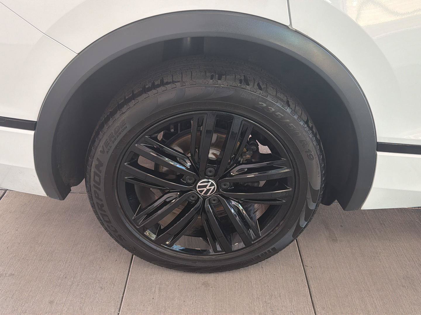 Certified 2022 Volkswagen Tiguan SE R-Line FWD image 15