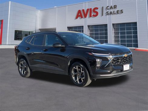 Used 2025 Chevrolet Trax LT w/ LT Convenience Package image 3