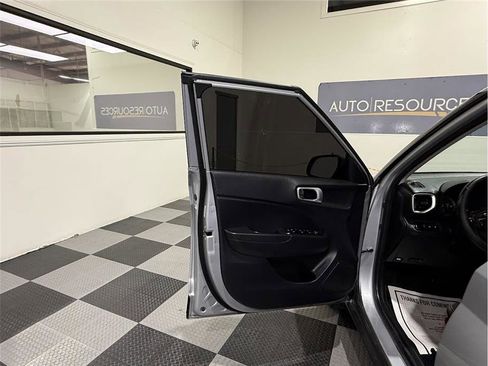 Used 2022 Hyundai Venue SEL image 13