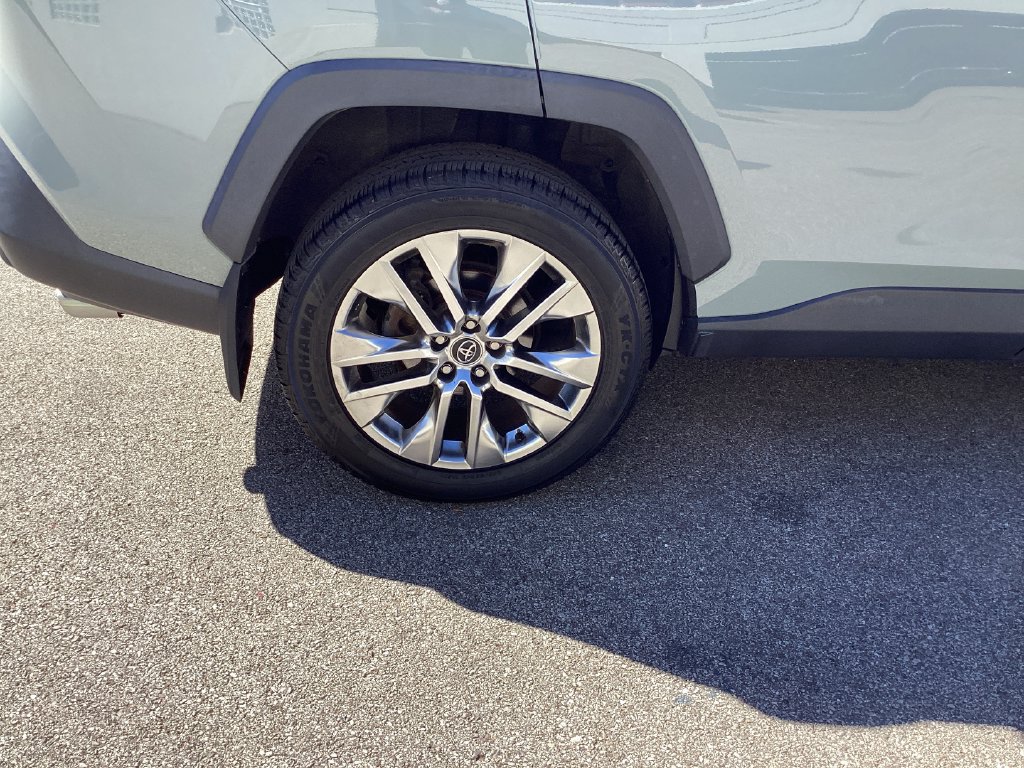 Used 2020 Toyota RAV4 XLE Premium AWD/4WD image 25