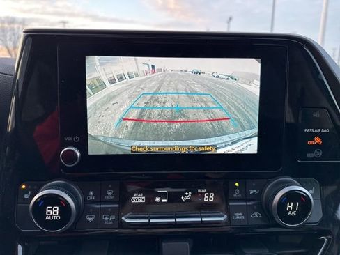 Certified 2023 Toyota Highlander XLE image 19