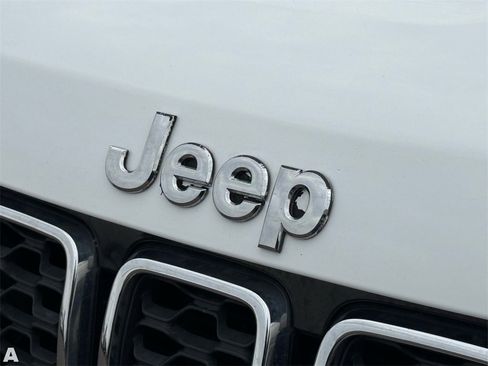 Used 2019 Jeep Grand Cherokee Laredo image 32