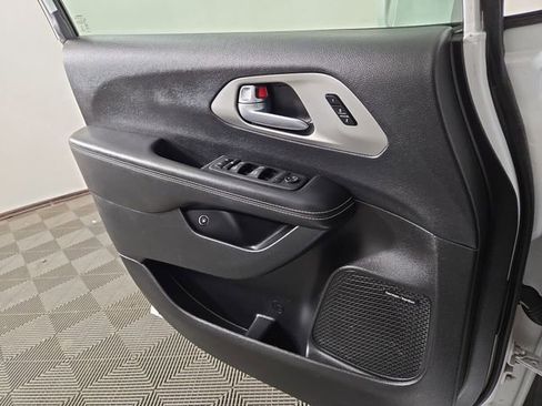 Used 2022 Chrysler Pacifica Limited w/ Uconnect Theater Family Group image 31