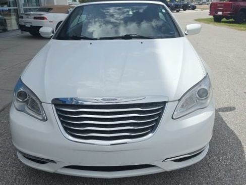 Used 2011 Chrysler 200 Touring FWD image 2