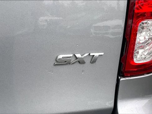 Used 2020 Dodge Grand Caravan SXT image 8