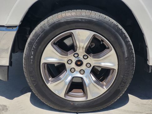 Used 2019 RAM 1500 Laramie AWD/4WD image 9