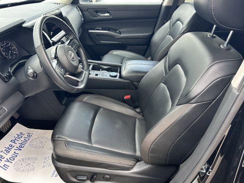 Used 2023 Nissan Pathfinder SL w/ Black Appearance Package AWD/4WD image 16