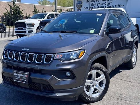 Used 2023 Jeep Compass Latitude w/ Sun and Sound Group AWD/4WD image 3