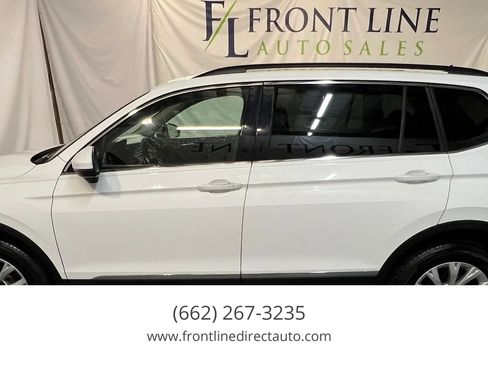 Used 2018 Volkswagen Tiguan SE w/ Panoramic Sunroof Package FWD image 4