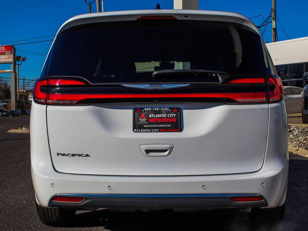 Used 2024 Chrysler Pacifica Touring-L FWD image 5