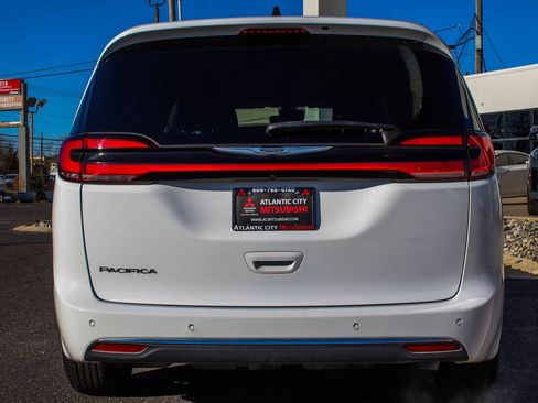 Used 2024 Chrysler Pacifica Touring-L FWD image 5