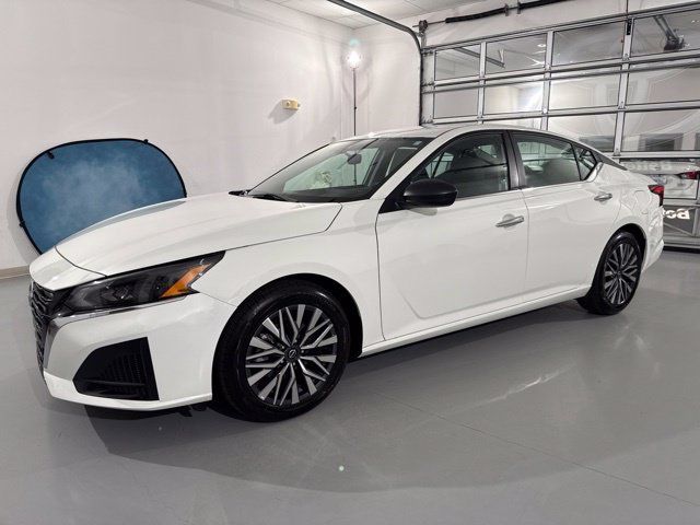 Used 2025 Nissan Altima 2.5 SV FWD image 3