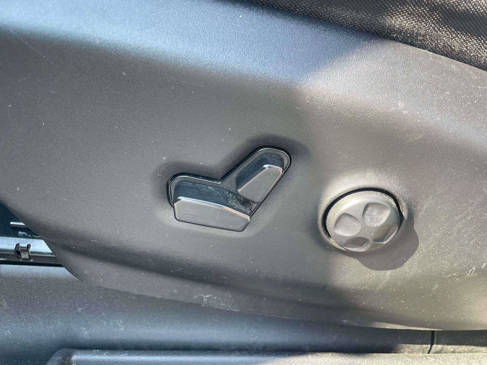 Used 2023 Chrysler Pacifica Touring FWD image 12