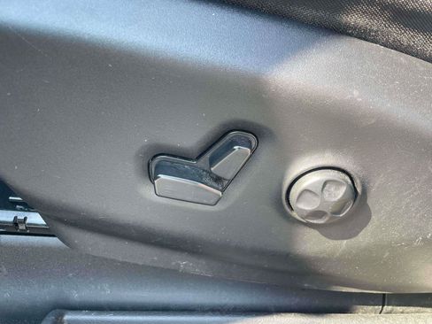 Used 2023 Chrysler Pacifica Touring FWD image 12