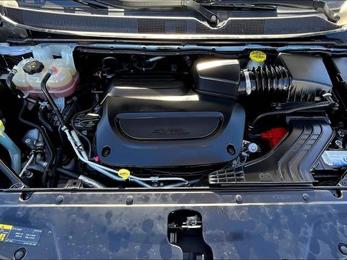 Used 2022 Chrysler Pacifica Touring-L image 10