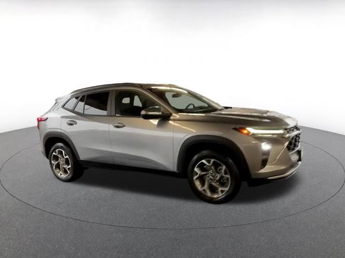 Used 2025 Chevrolet Trax LT image 2