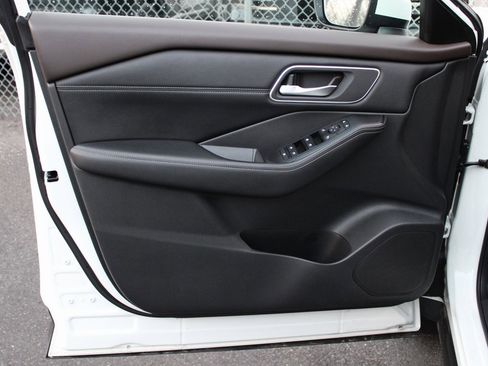 Used 2021 Nissan Rogue SV w/ Premium Package image 16