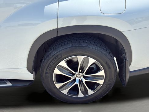 Used 2020 Toyota Highlander XLE FWD image 40