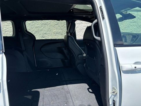 Used 2025 Chrysler Pacifica Limited FWD image 12