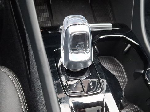 Certified 2023 Volvo XC40 B5 Ultimate w/ Climate Package image 16