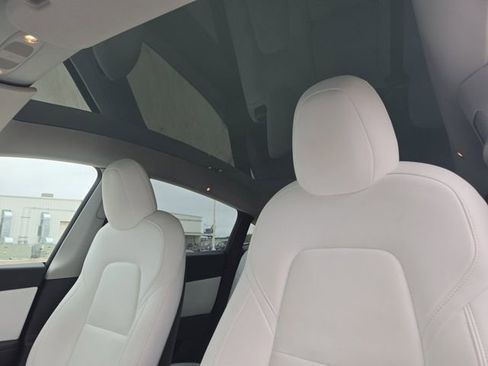 Used 2022 Tesla Model Y Long Range image 32
