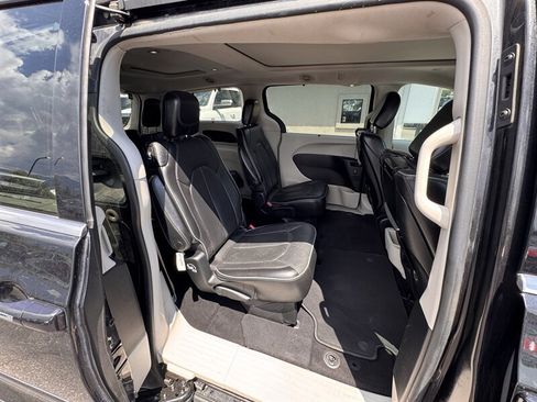 Used 2017 Chrysler Pacifica Limited FWD image 31
