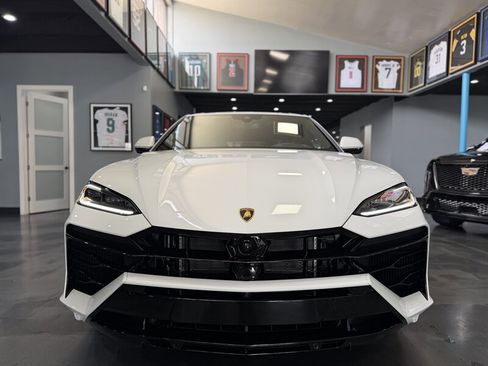 Used 2025 Lamborghini Urus SE image 2