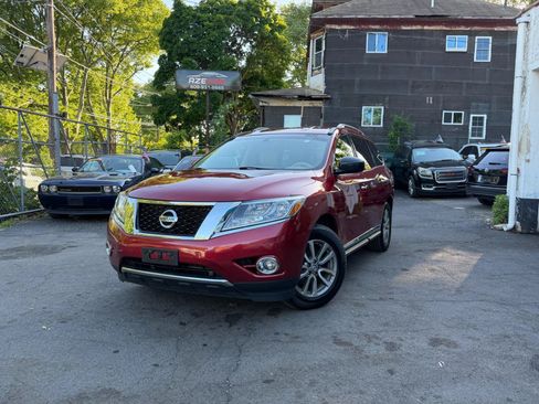 Used 2014 Nissan Pathfinder SL w/ Trailer Tow Package AWD/4WD image 2