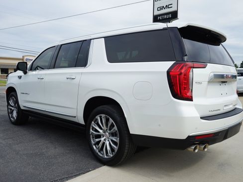Used 2024 GMC Yukon XL Denali w/ Denali Reserve Package AWD/4WD image 3
