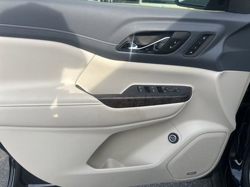 Used 2022 GMC Acadia Denali w/ Denali Technology Package image 28