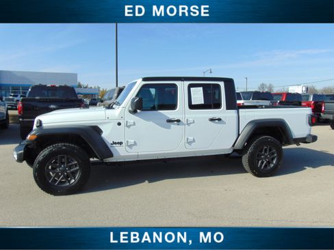 Used 2025 Jeep Gladiator Sport image 2