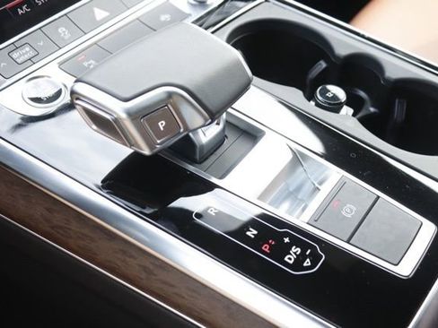 Used 2024 Audi Q8 Premium image 30