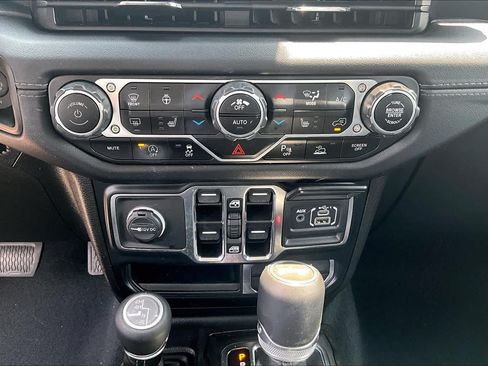 Used 2024 Jeep Wrangler Unlimited Sahara w/ Technology Group AWD/4WD image 33