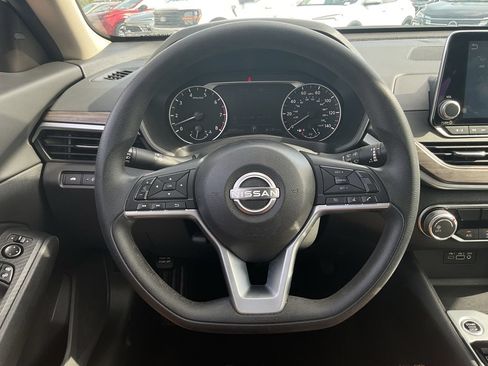 Used 2025 Nissan Altima 2.5 SV FWD image 24
