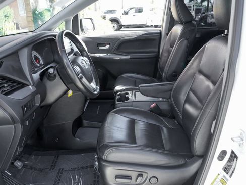 Used 2016 Toyota Sienna SE image 18