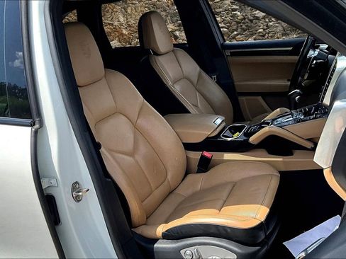 Used 2018 Porsche Cayenne Platinum Edition w/ Premium Package Plus image 7