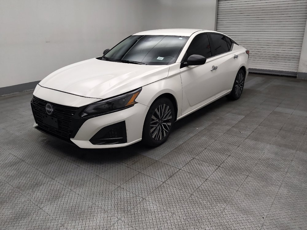 Used 2025 Nissan Altima 2.5 SV FWD image 2