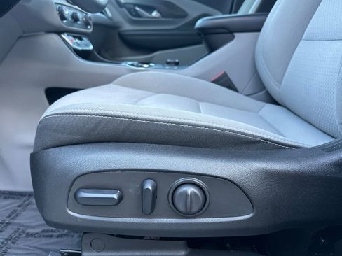 Used 2023 GMC Terrain SLE w/ Driver Convenience Package image 13